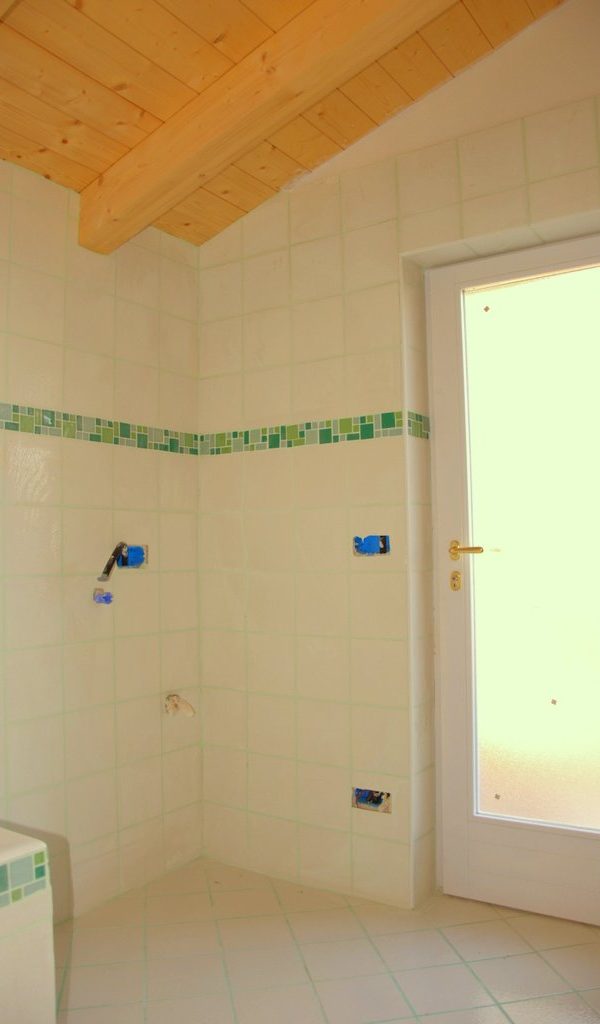 Primaverahaus realizzazione Isolabona travatura sala da bagno